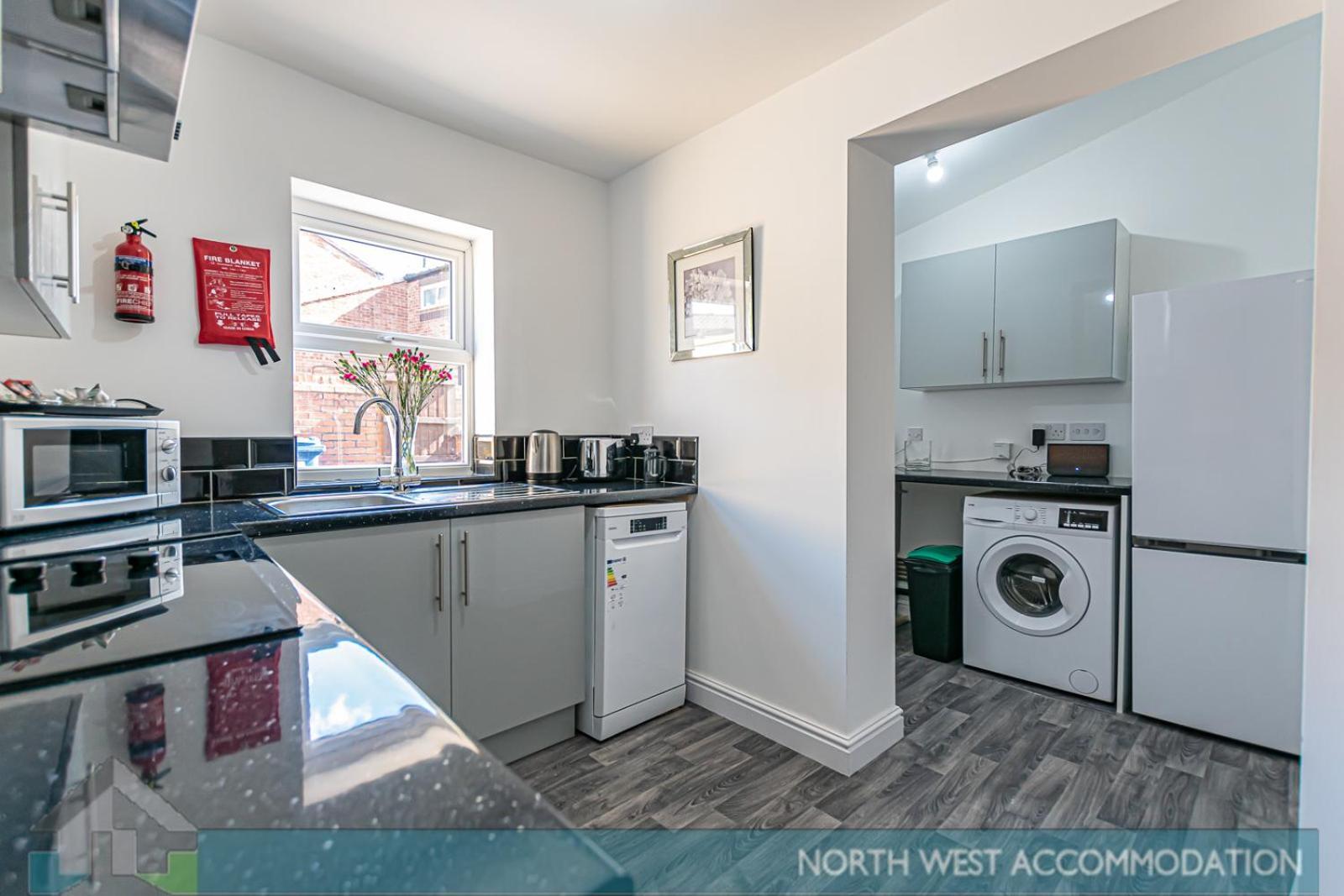 Wellfield Serviced Accommodation Warrington Exterior foto